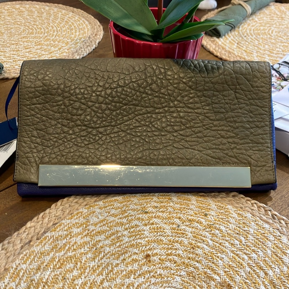 Pour LA Victoire purpleclutch purse. Never used !!